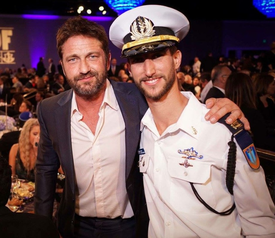 ג'רארד באטלר וחייל צה"ל