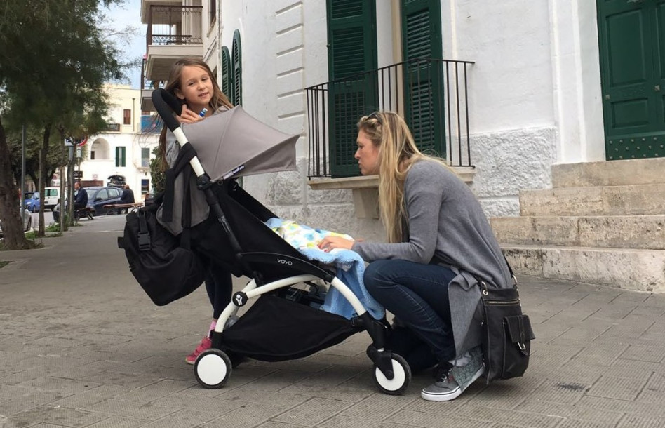 "מאמי, תרגיע". מיכל ינאי והילדים באיטליה (צילום גולשים)