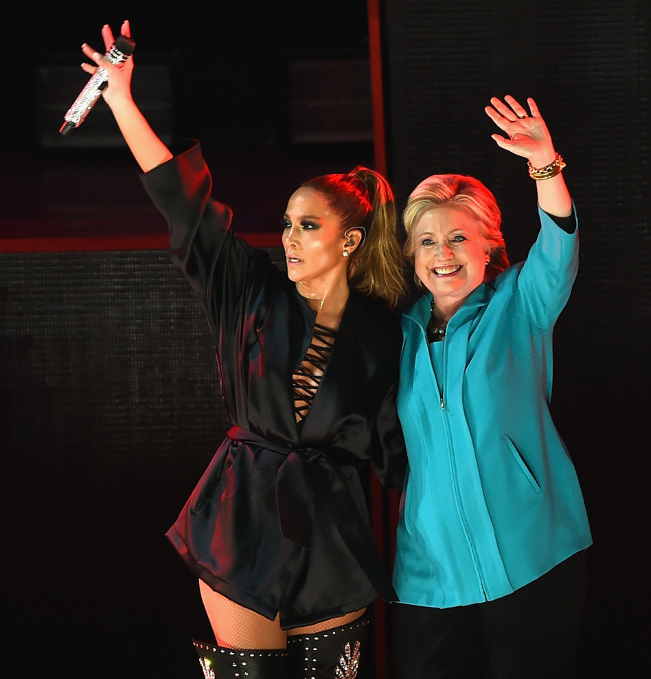 הולה, קלינטון. ג'ניפר לופז מופיעה עבור הדמוקרטית (גטי)