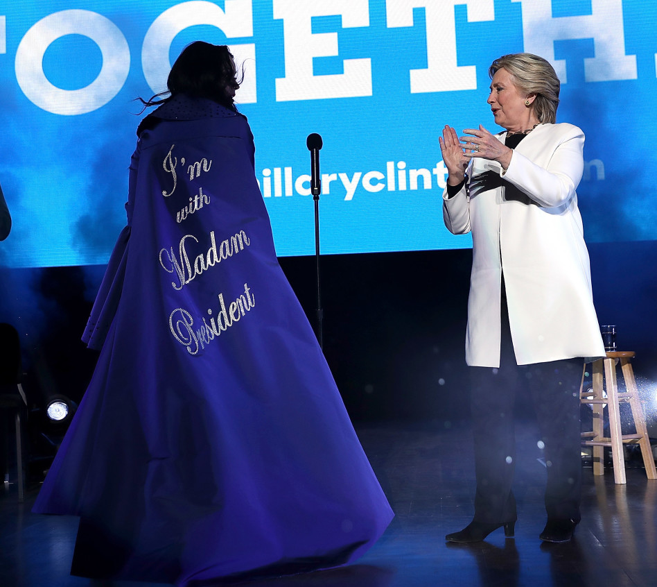 קראו מה שכתוב לי על הגלימה! קייטי פרי משוויצה