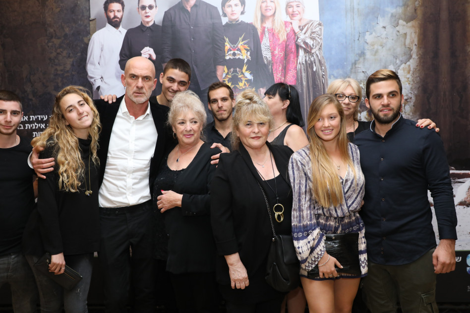 מוקף באהבה. המפיק מוטי רייף