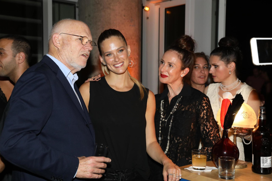 עם החברים המעושרים שלהההה. רפאלי והזוג שנירר