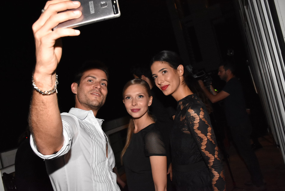 סלפיש. דון לני גבאי עם חברים