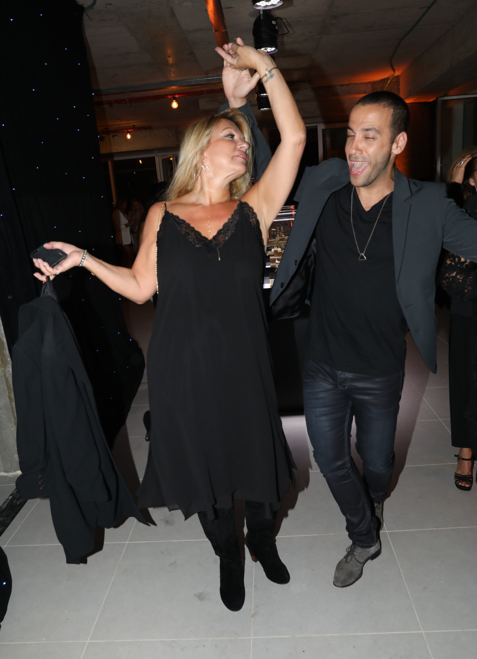 מקבלת את האורחים בצעדי מחול!