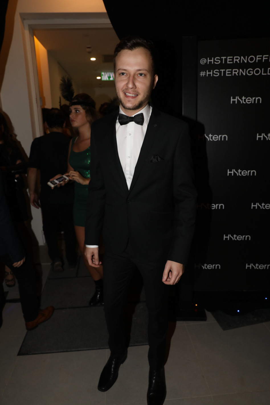 בלבוש הולם. יון תומרקין