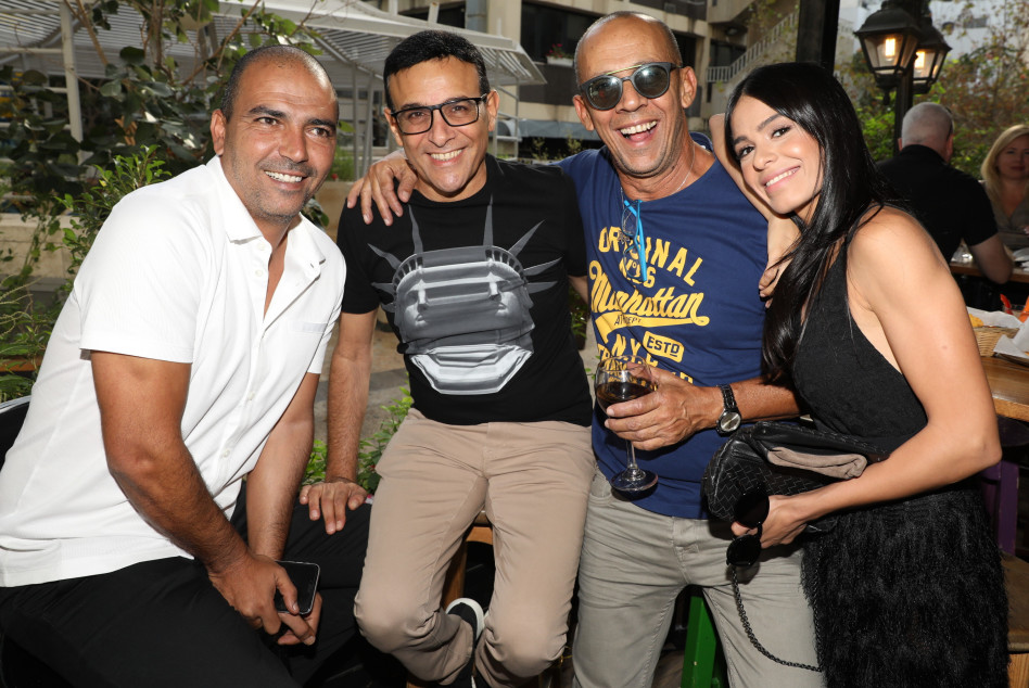 בינתיים, רוני מאנה מבלה עם מיכל הקטנה, דידי הררי וחיים רביבו