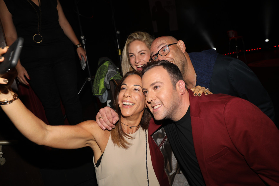 סלפי טיים. ניקי גולדשטיין וצביקה הדר עם בנות הזוג