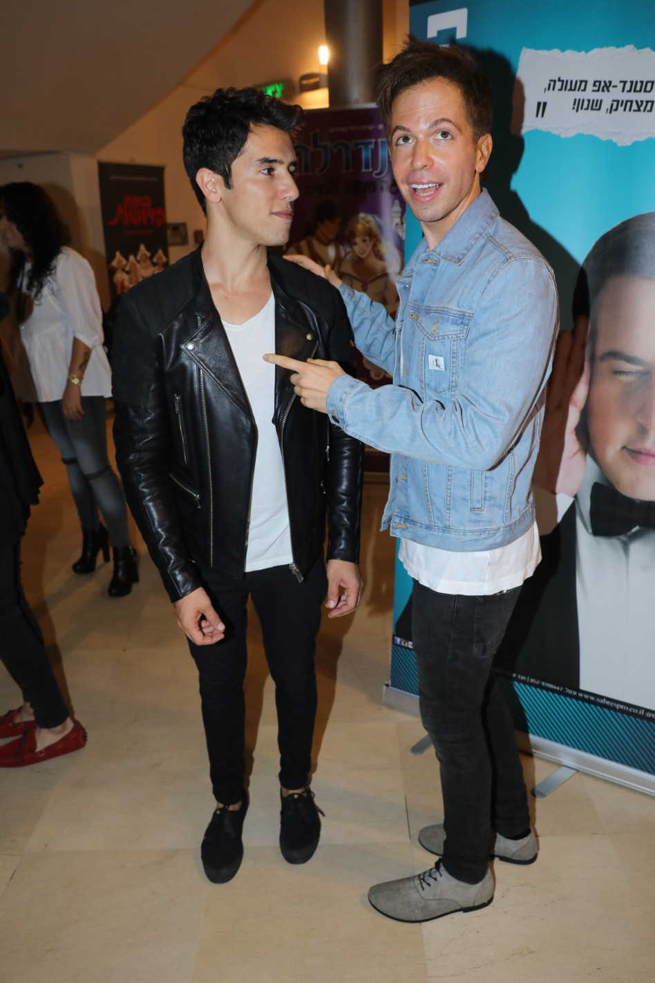 רועי בר נתן מצביע על הזמיר, הראל סקעת