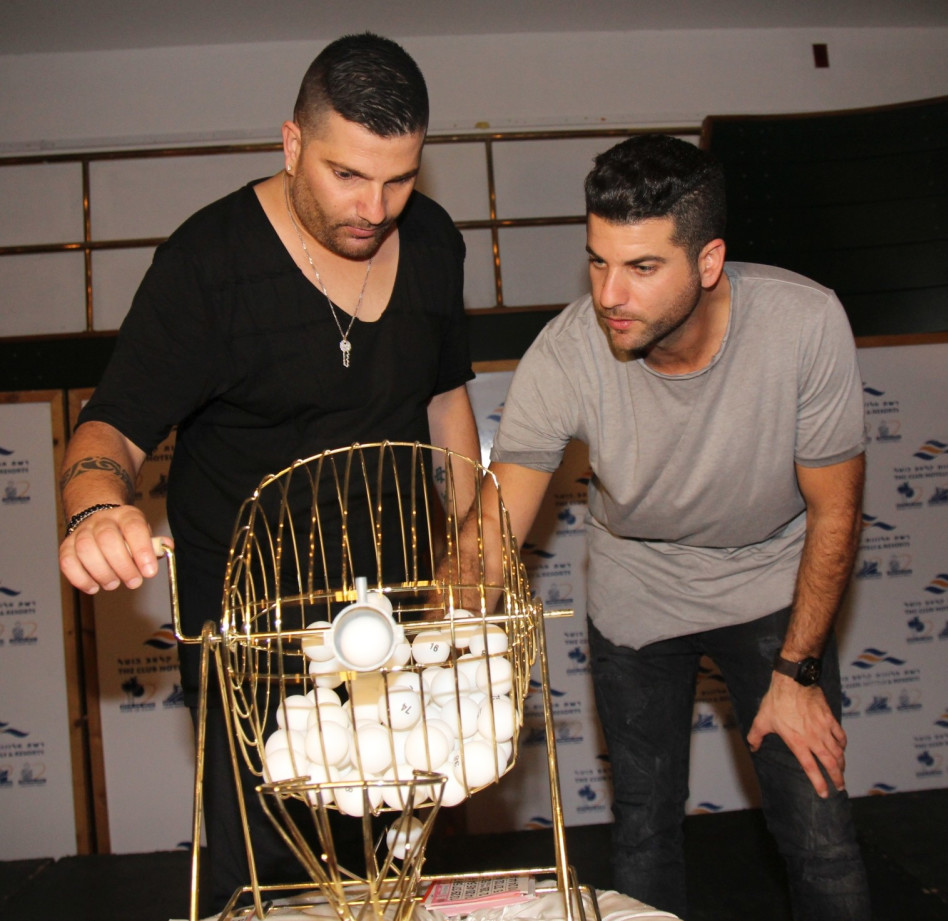 אה, הנה הם משחקים בינגו!