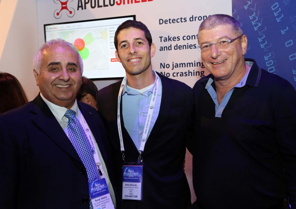 אליעזר ונמרוד שקדי עם רמזי גבאי (צילום: סיון פרג')