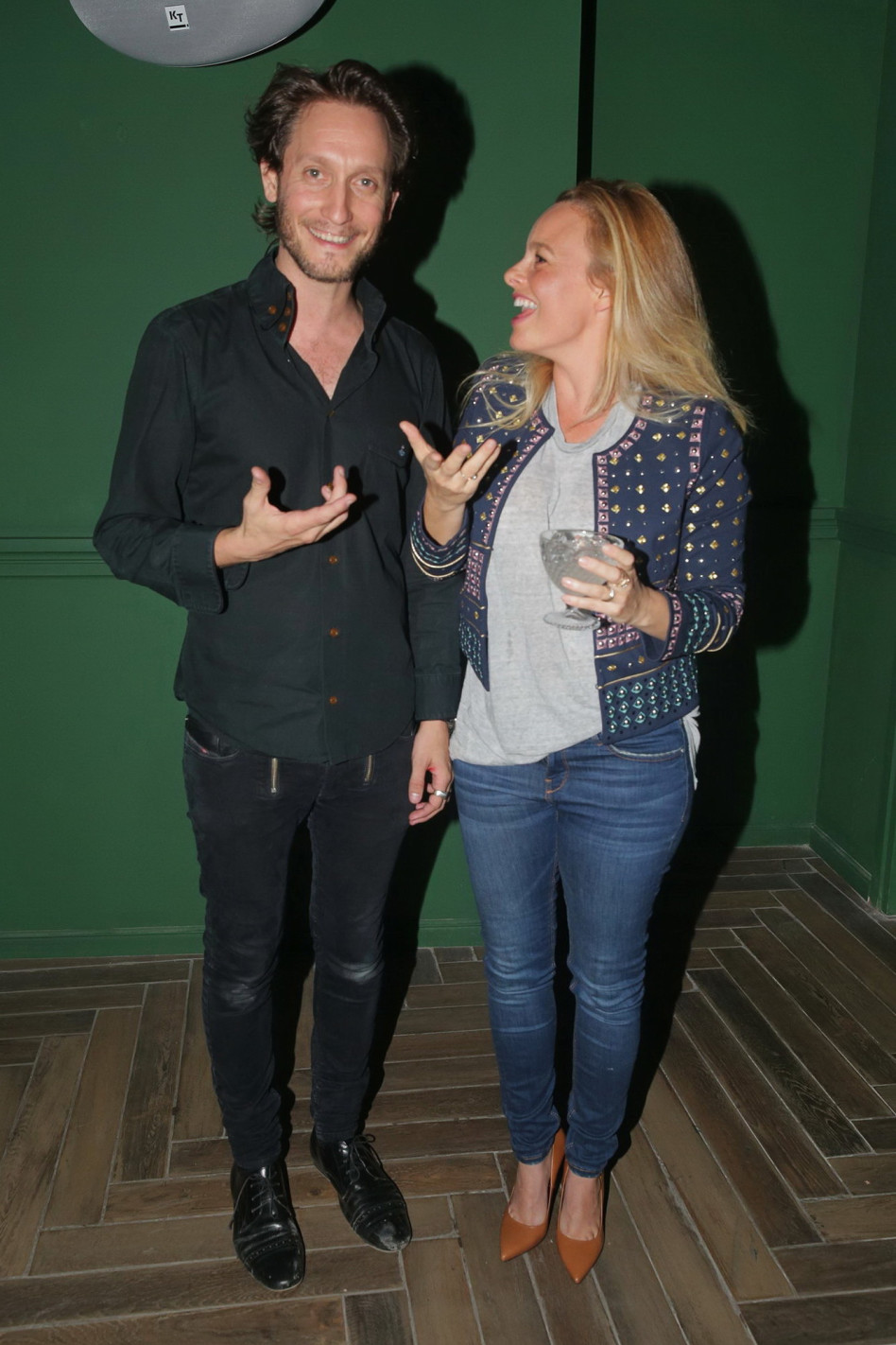 מנסה להבין את סודות הקסם. יעל בר זוהר וליאור סושרד