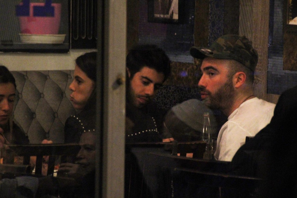 קצת לועס, קצת בולס. עומר אדם