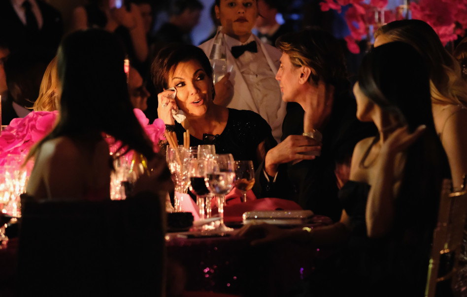 קריס ג'נר מוחה דמעה. התרגשות או דאגה?