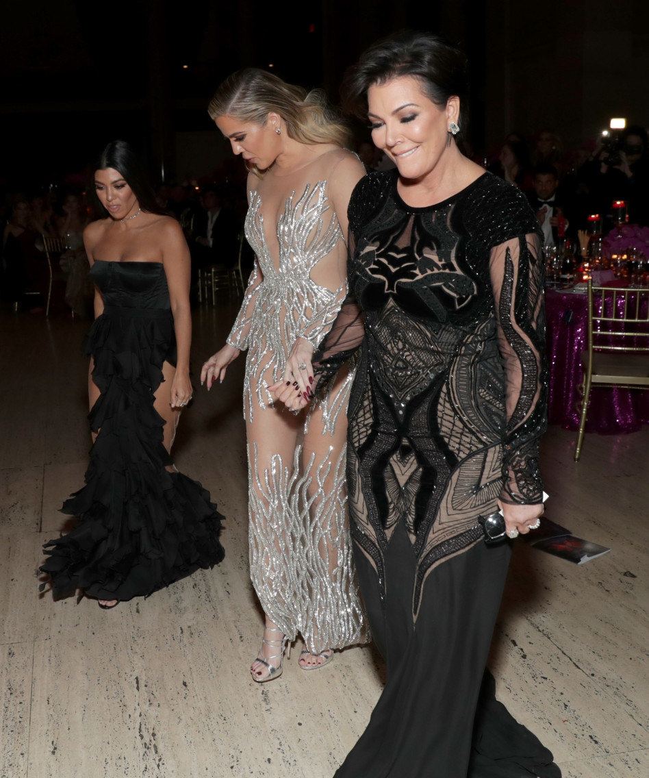 קריס ג'נר והבנות קלואי וקורטני קרדשיאן מגיעות לאירוע (גטי)