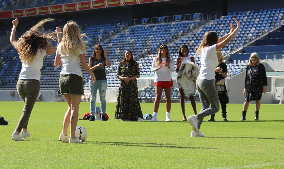 על המגרש? גוללללללל. רביבו בועטת