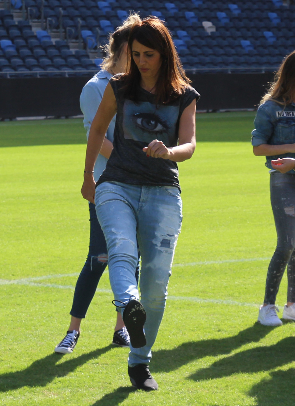 עינת שרוף מתכוננת למספרת