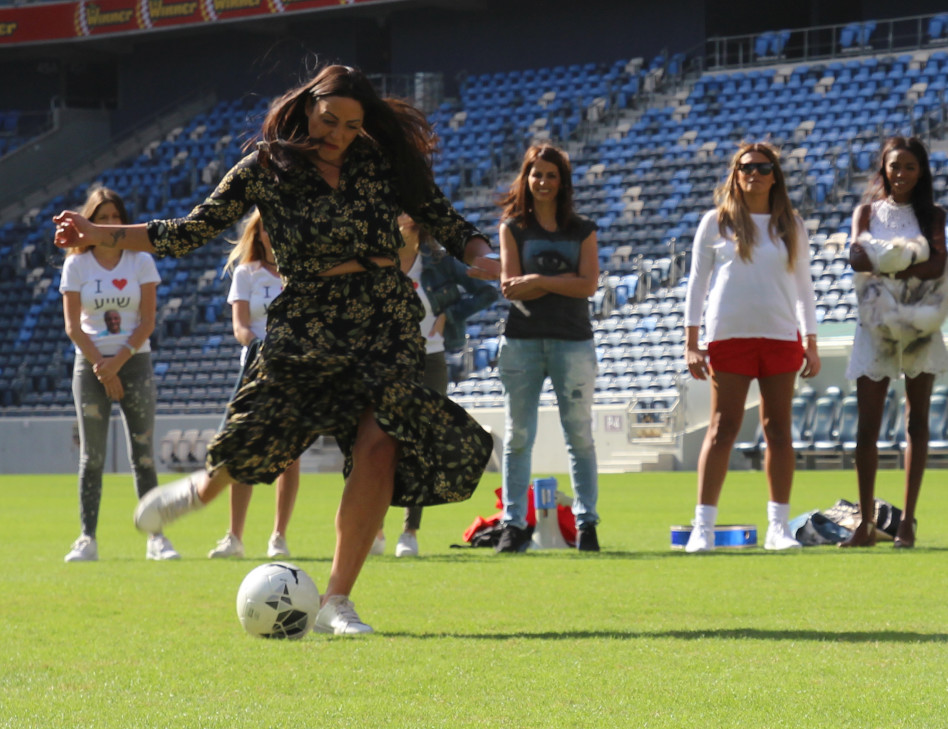 נסרין קדרי, אייל גולן לימד אותך לבעוט?