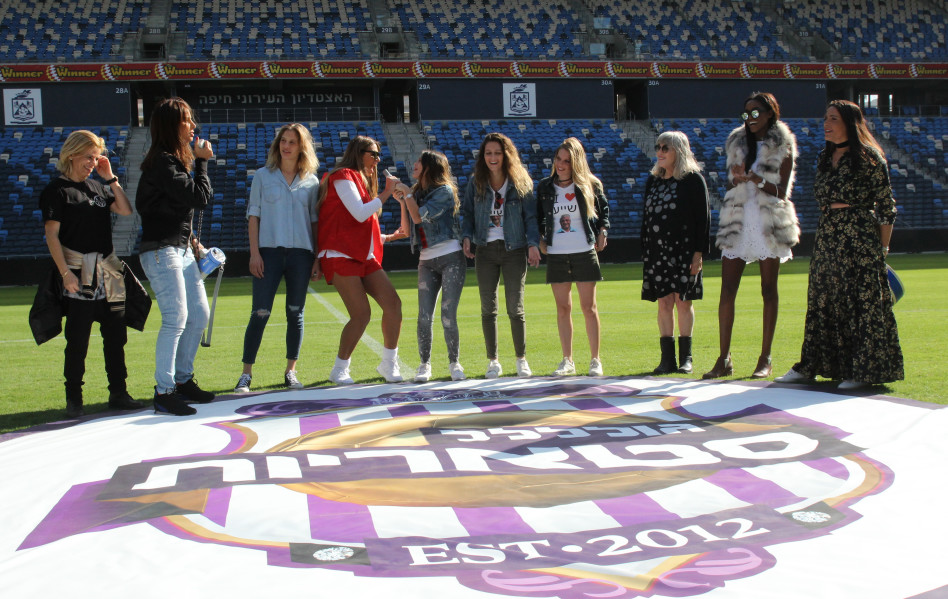 מוכנות לזה? יאללה, שריקת פתיחה