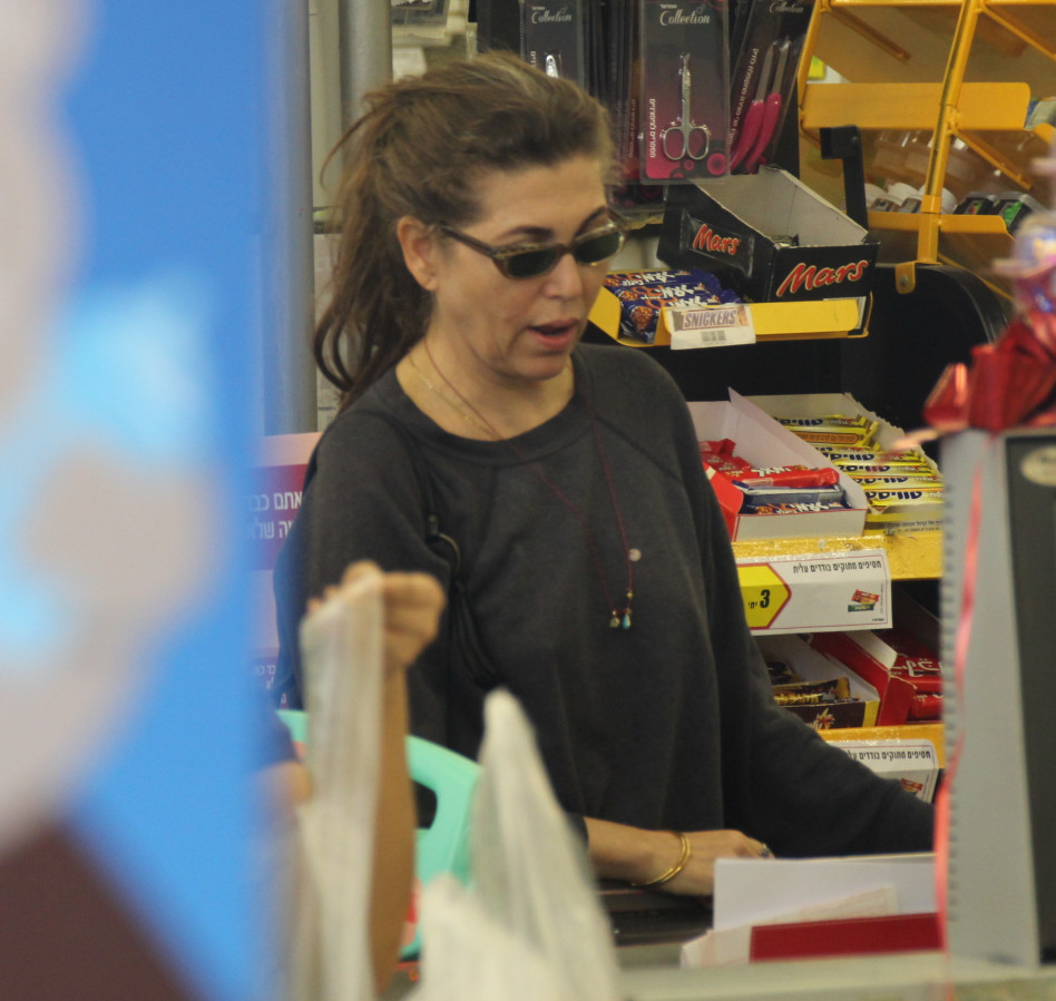 "חמודה, אני מקבלת הנחת סלב? לא?!"