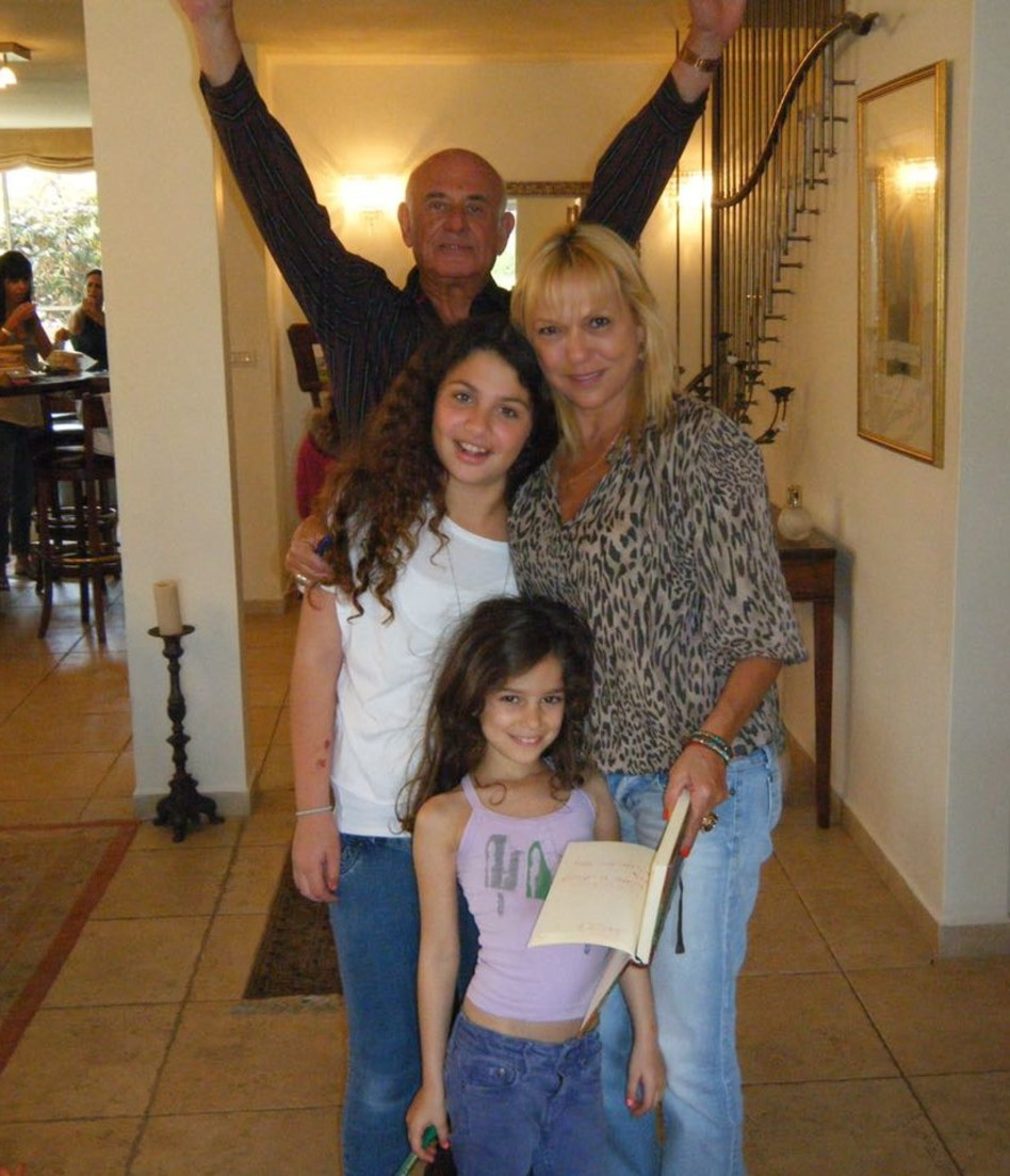 משפחה שכזאת. סופי פורת עם יעקב פרי ונכדותיה (צילום אישי)