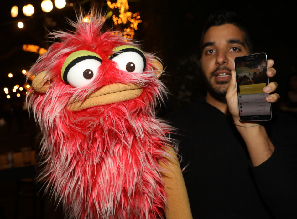 מה. אורח במסיבת הכפתורים