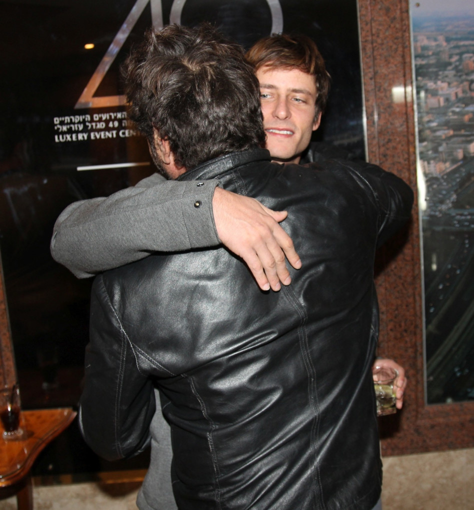 מיכאל אלוני מחבק