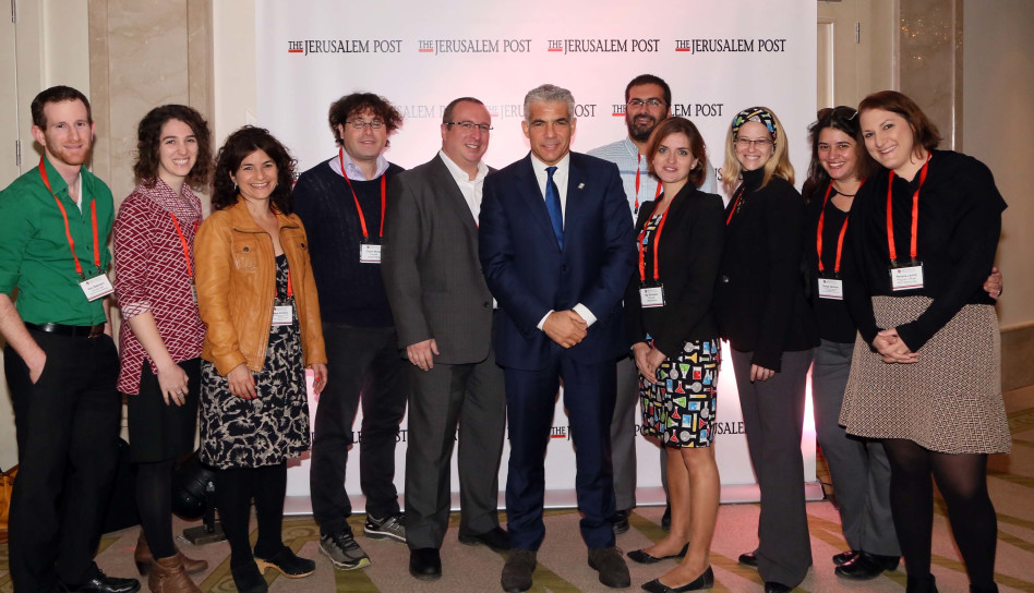 יאיר לפיד וחברים מקהילת ROI – קרן שוסטרמן שהגיעו לוועידת הדיפלומטים 