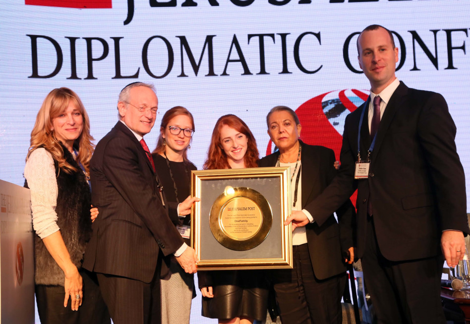 ארגון "משפחה אחת" בראשות מרק ושנטל בלזברג מקבלים את אות ה"ג'רוזלם פוסט" מיעקב כץ