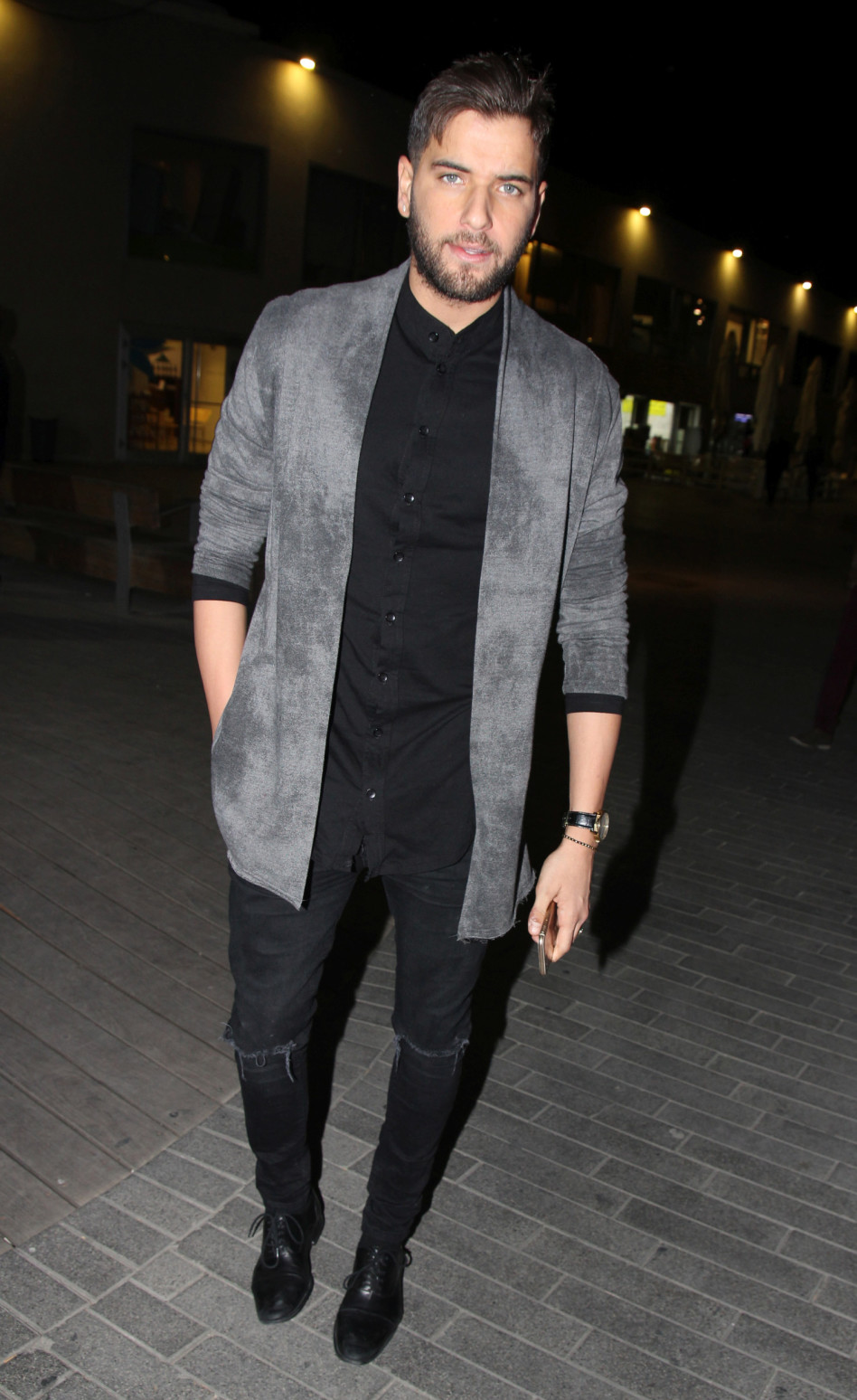 גם תיאם בגדים עם האקסית. טום קשתי