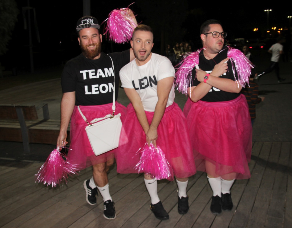 מעודדות צמודות. לאון שניידרובסקי והפמלייה