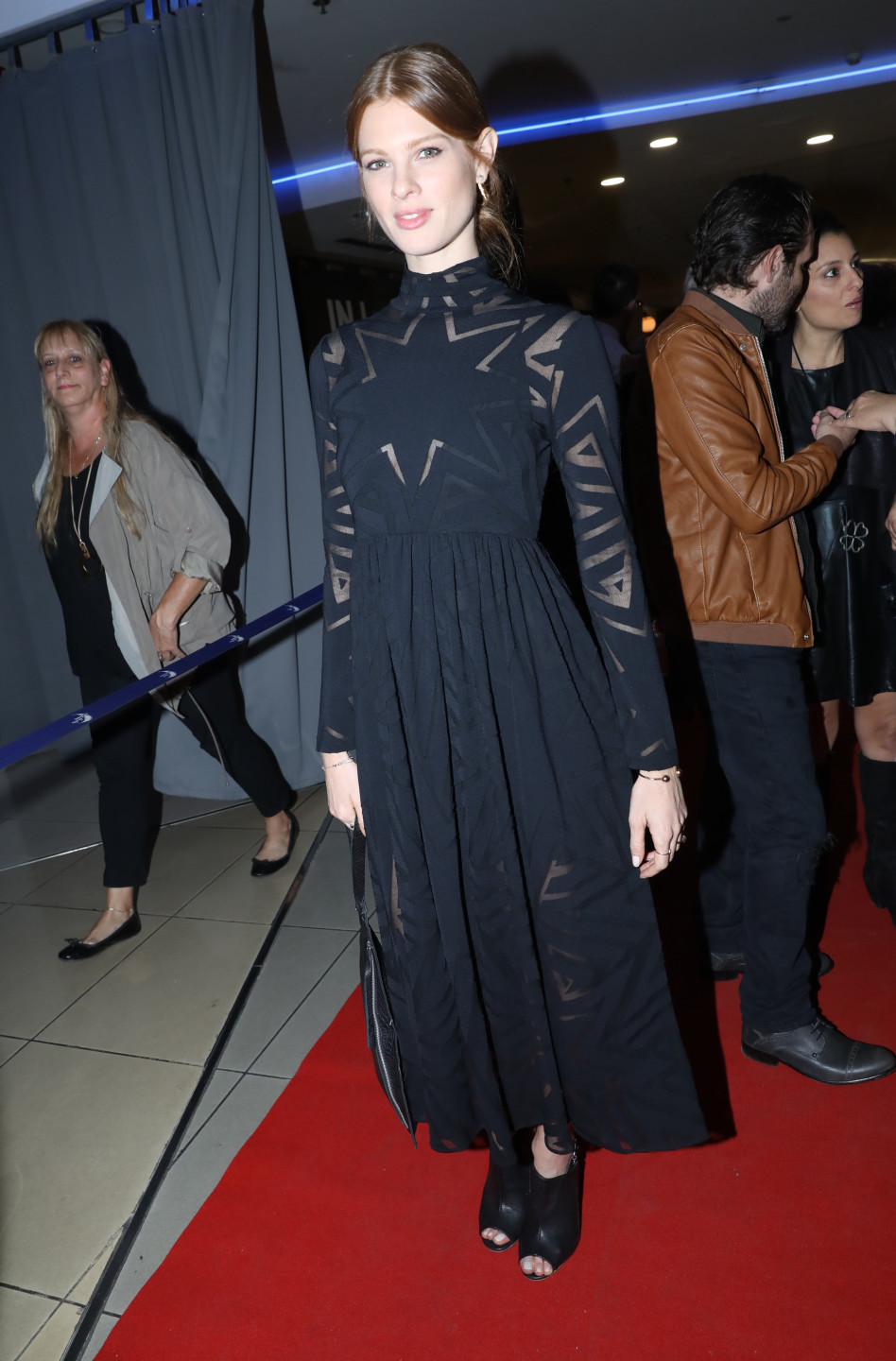 שמלת השטיח האדום. יובל שרף