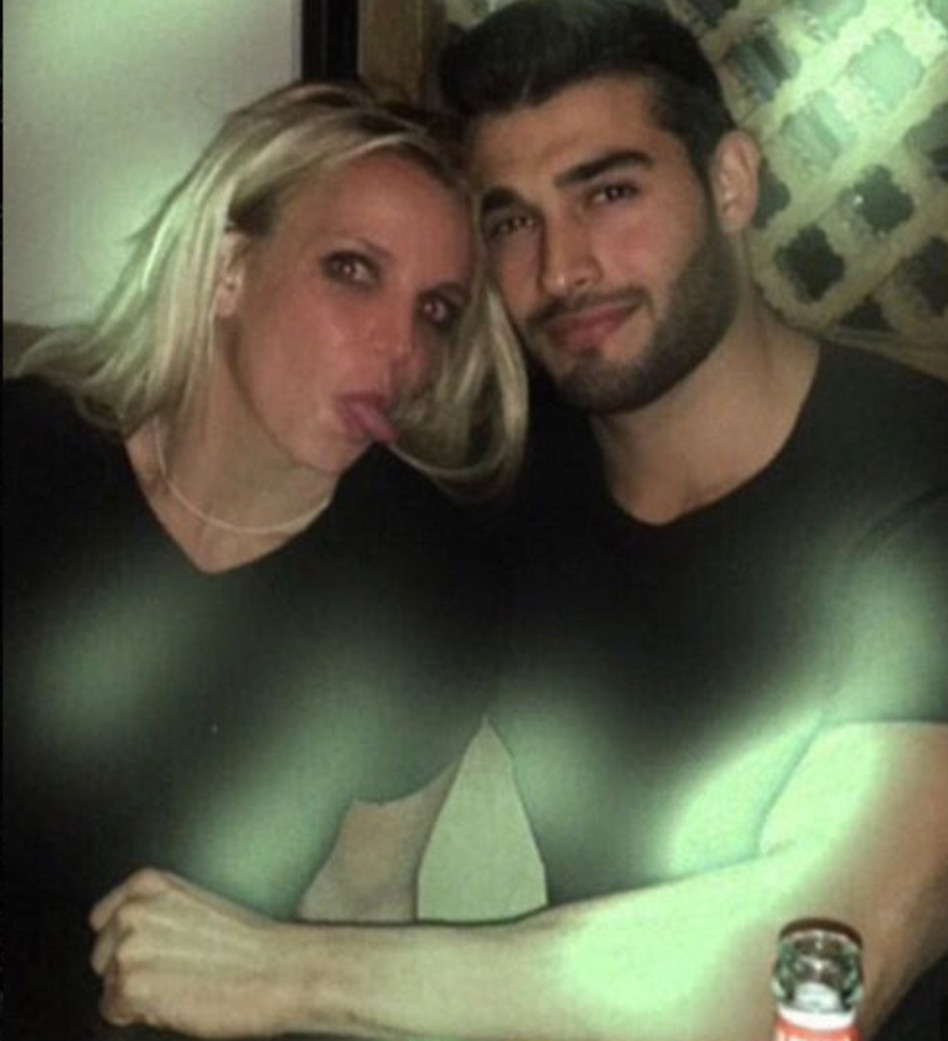 התמונה המפלילה שנמחקה במהרה. בריטני ספירס וסאם אשגארי (צילום: אינסטגרם)