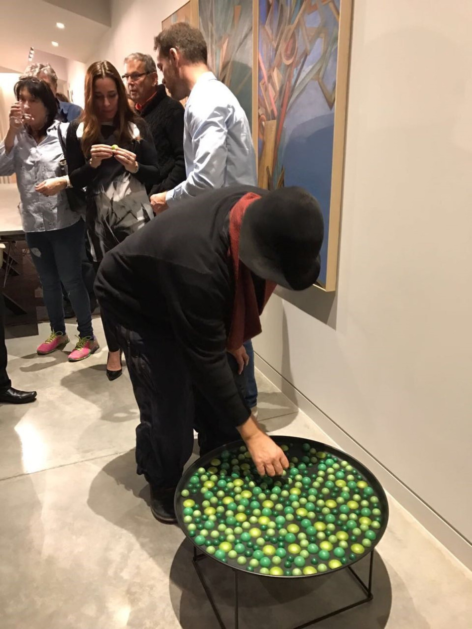 רון ארד דוגם את מיצב השוקולד