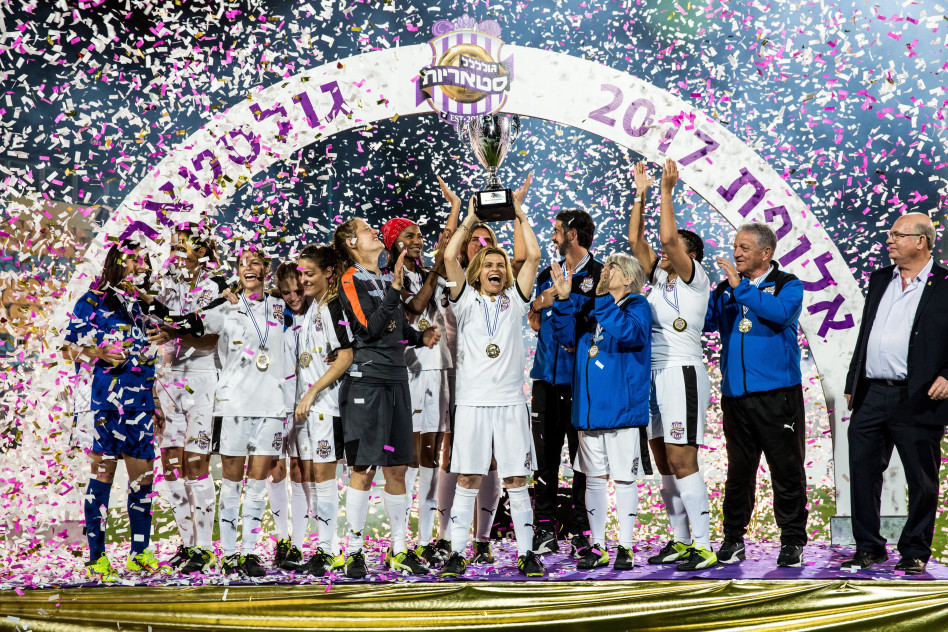 הגולסטאיות מניפות את הגביע!