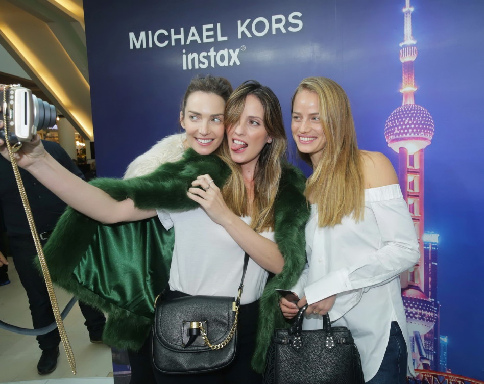 מסביב לעולם בשעה. יעל גולדמן מלי לוי ויערה בנבנישתי (צילום: שוקה כהן)