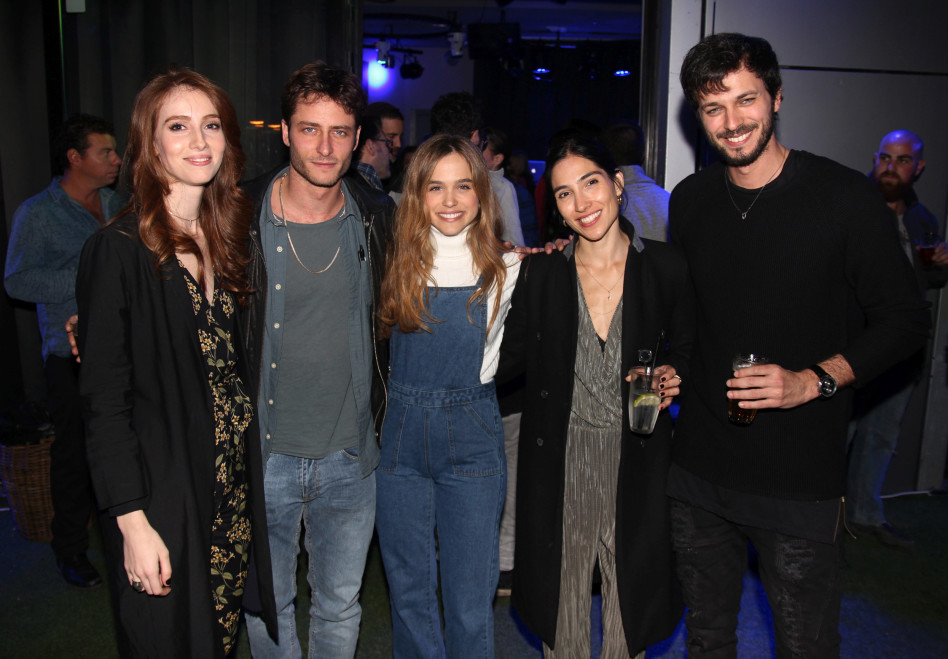 צוות הקאסט קם לתחייה בהפתעה