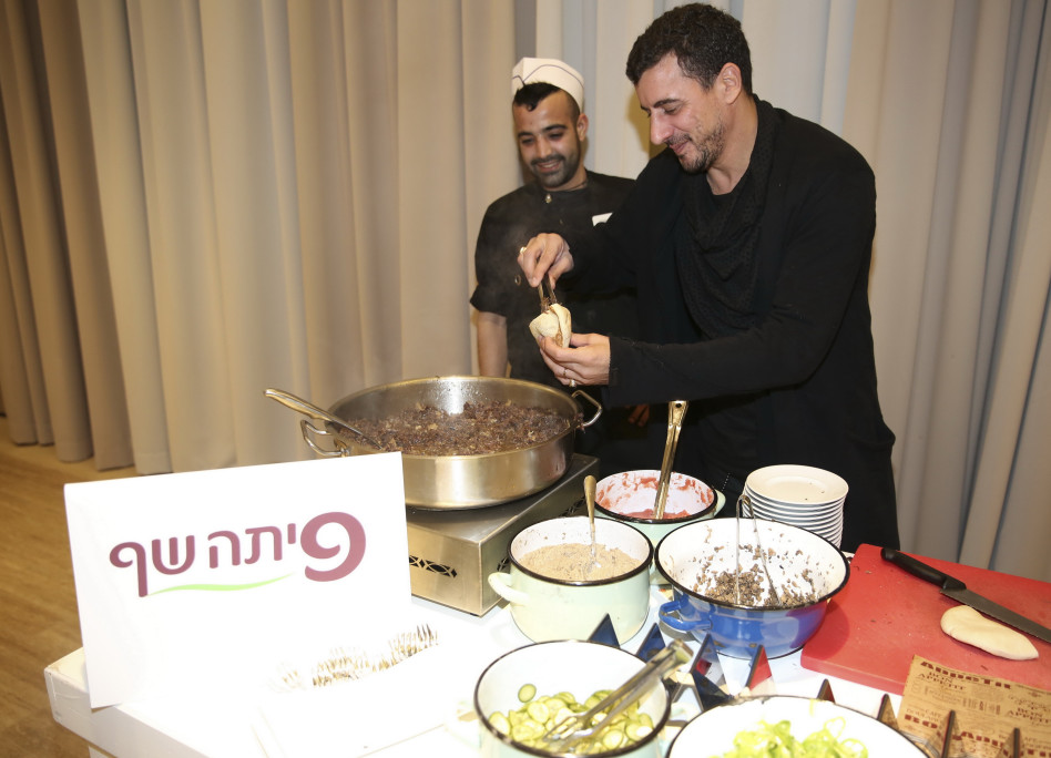 בא לפנק אותם. אביב משה