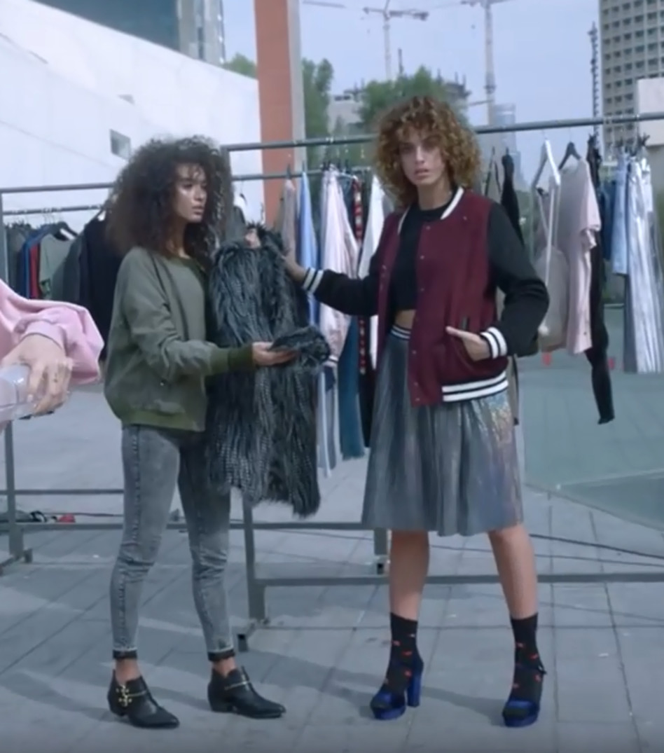 פה היא עוד הייתה ניצבת (צילום מסך)