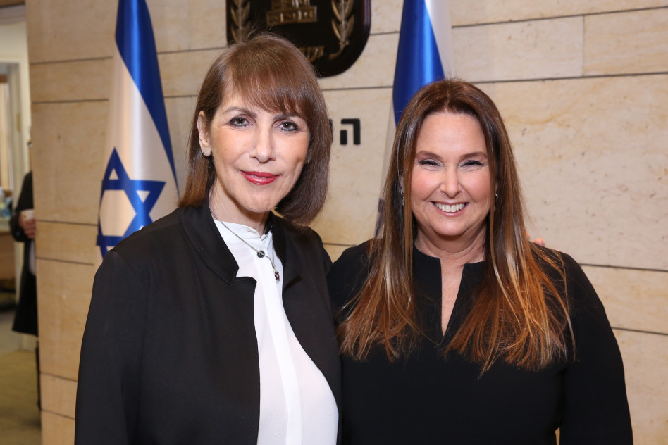 שרי אריסון ולימור לבנת (צילום: הקרן לרווה לנפגעי השואה בישראל)