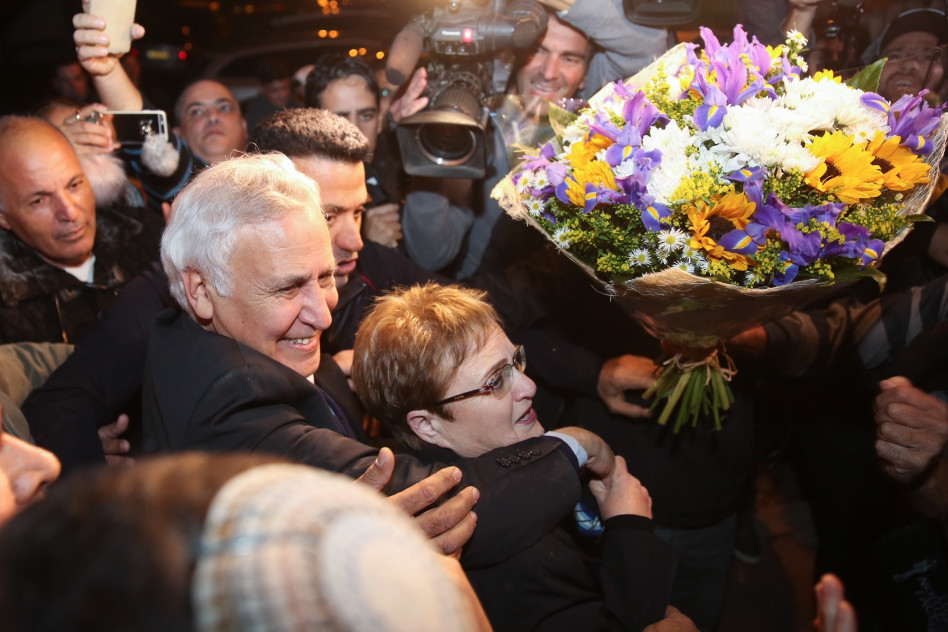 משה קצב ורעייתו גילה לאחר שובו מהכלא (צילום: פלאש 90)