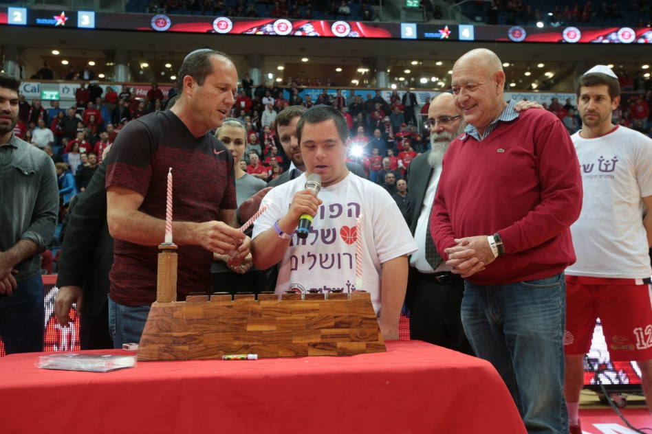 אהוד סביון וניר ברקת מדליקים נר על ילדי שלווה ( צילום: אורן בן חקון)