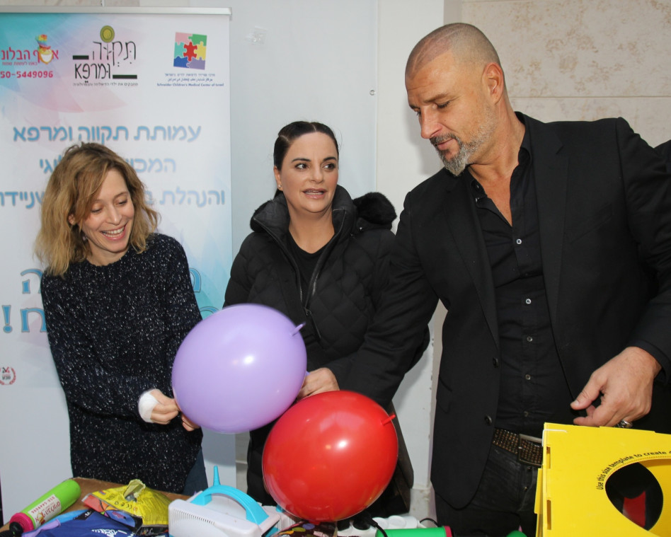 עבודת נמלים. איציק זוהר, אופירה אסייג ועלמה זק