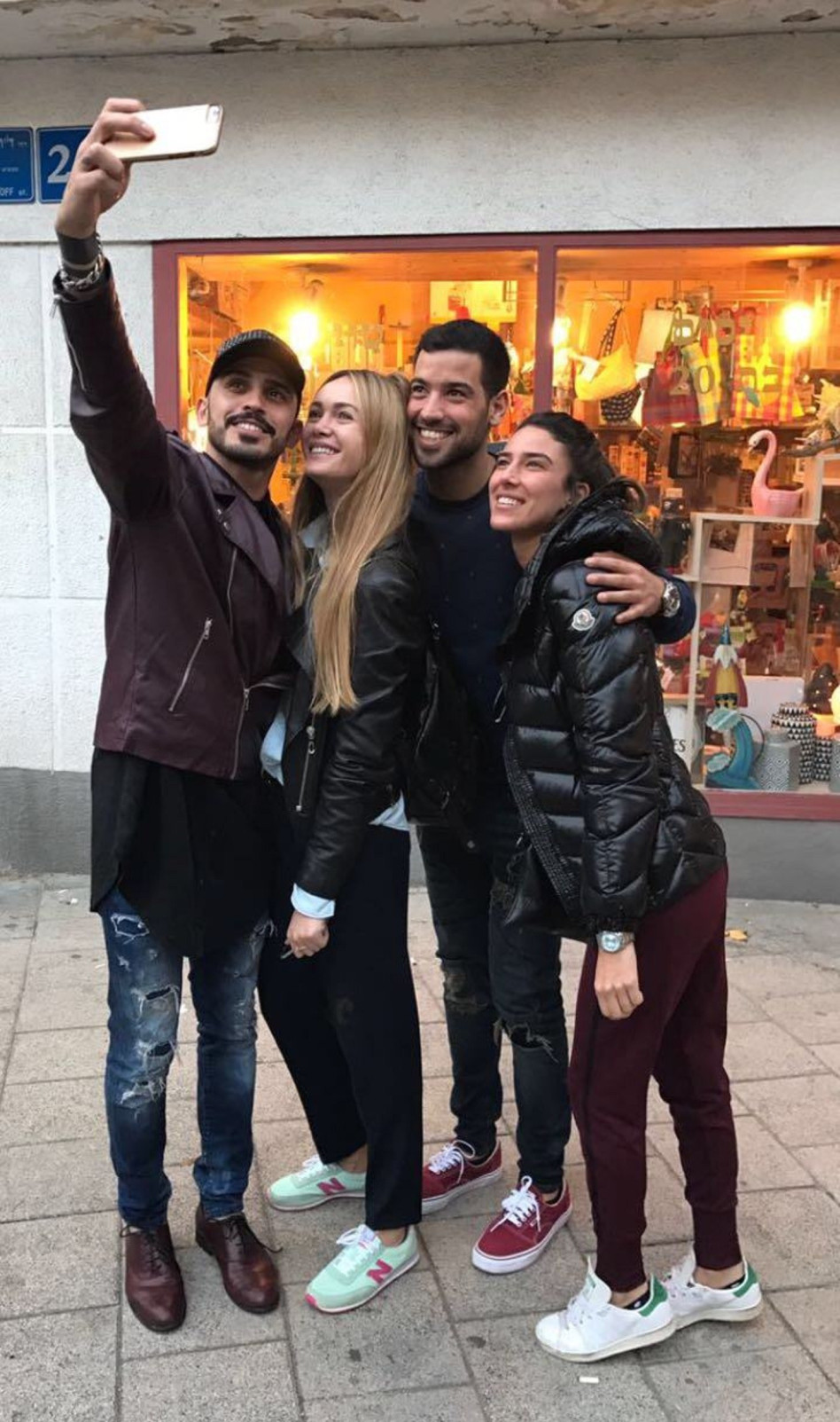 סלפי למזכרת. עומר קינן, עמרי וקסניה וברק אדרי