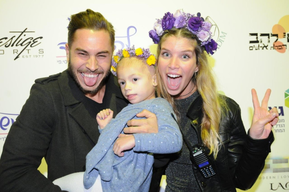 סלפי עם קהל של משתוללים. לירן כוהנר וטום אביב