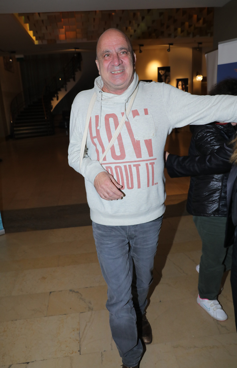 למרות השבר הגיע לפרגן. אריה צ'רנר