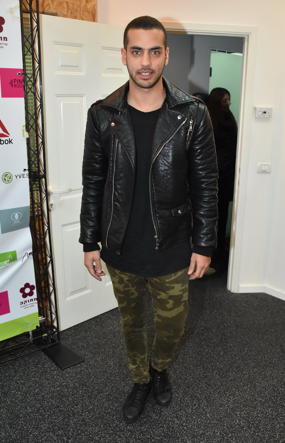 עזר כנגדו. רון אלוף