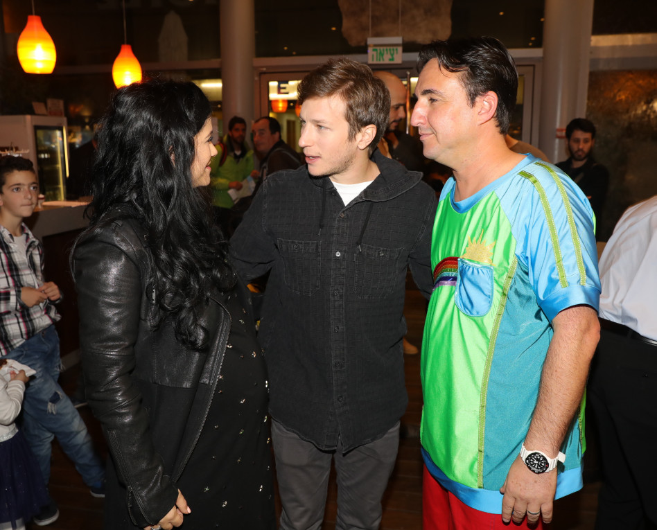 מסתודדים. לי בירן, גילי ורנר ומיקי