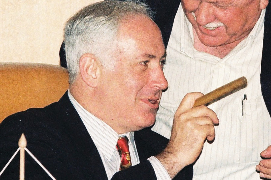 מעשן ומסתבך. בנימין נתניהו (צילום: פלאש 90)