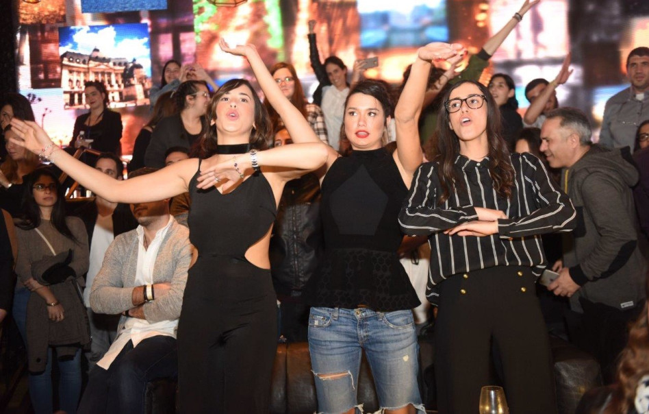 מעודדות מהקהל. האיט גירלז