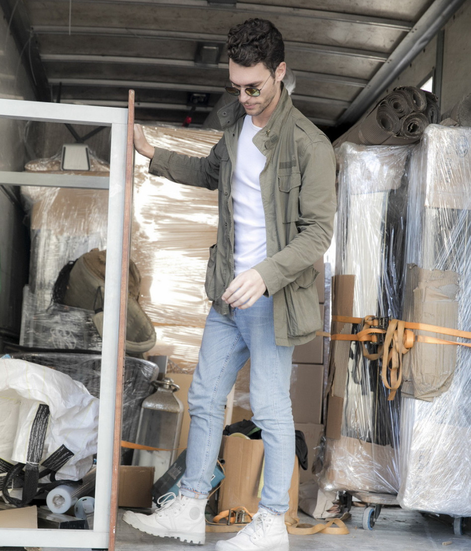 אה, טוב. הוא גם מטפס על משאיות